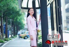 在节目中，李伟在海边的