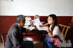 她是一名大学生，看起来
