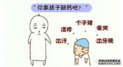 孩子需要换牙。由于这种